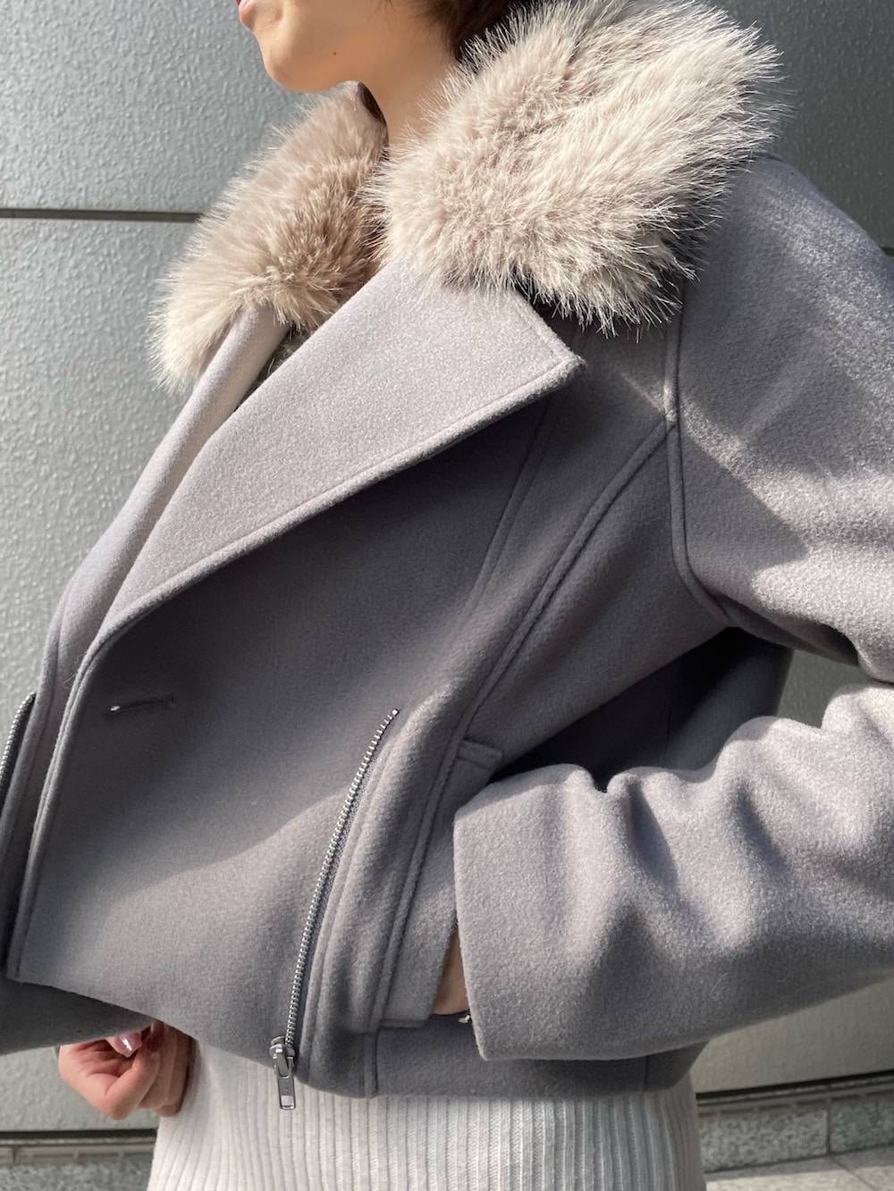 ブルー系のその他アウター、ホワイト系のワンピースを着用したレディースの秋コーディネートの4枚目の写真