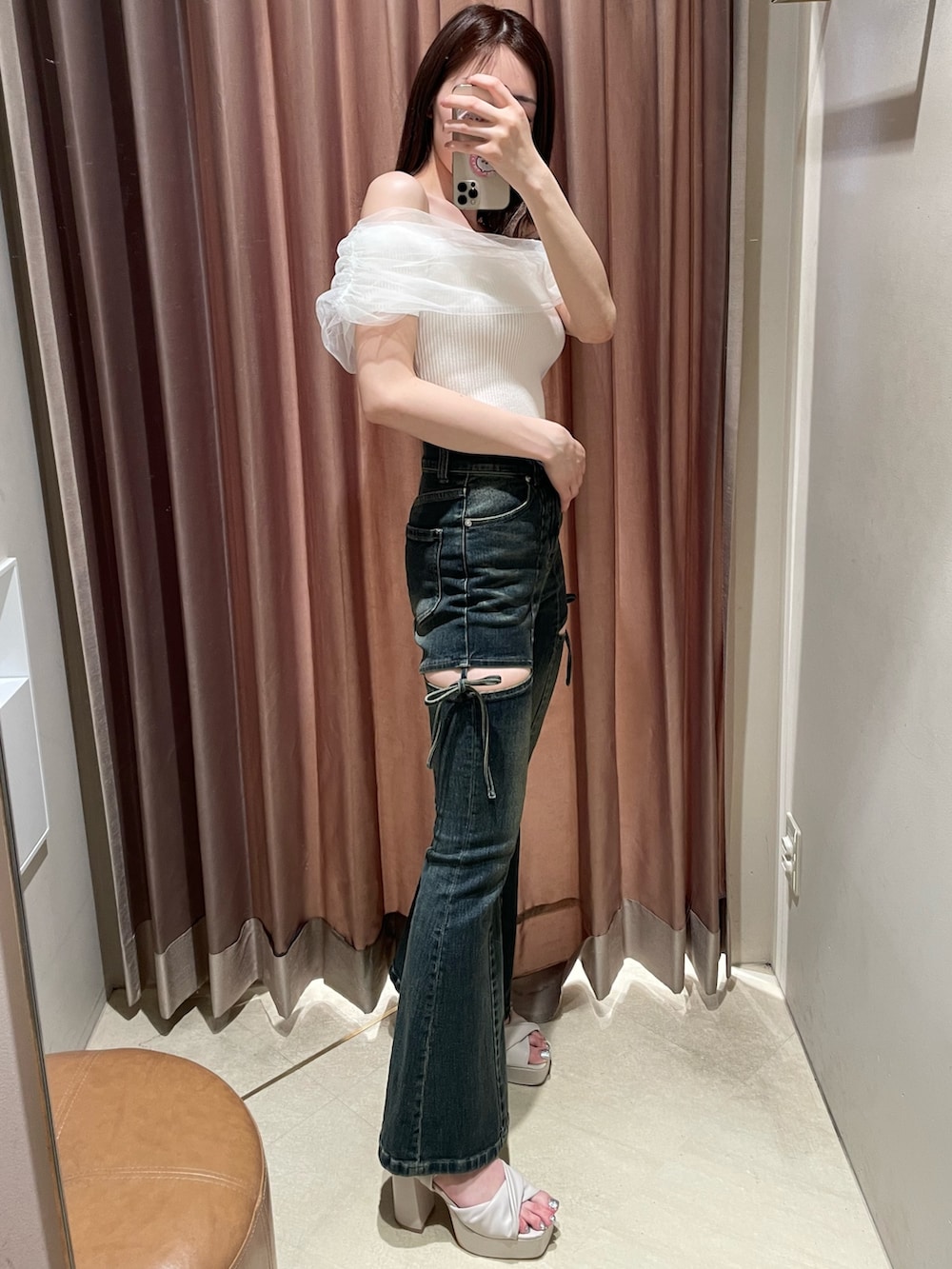 ホワイト系のニット/セーター、ブルー系のデニムパンツ、ベージュ系のサンダルを着用したレディースの春コーディネートの3枚目の写真