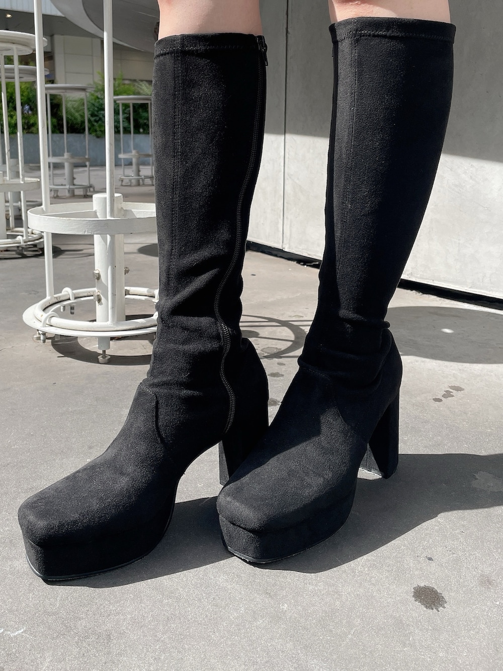 ブラック系のダウンジャケット/コート、ブラック系のブーツ、ブラック系のハットを着用したレディースの秋コーディネートの4枚目の写真