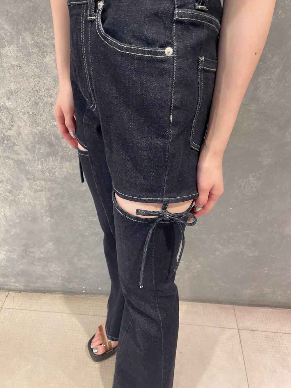 レッド系のシャツ/ブラウス、ブルー系のデニムパンツ、ブラック系のサンダルを着用したレディースの夏コーディネートの5枚目の写真