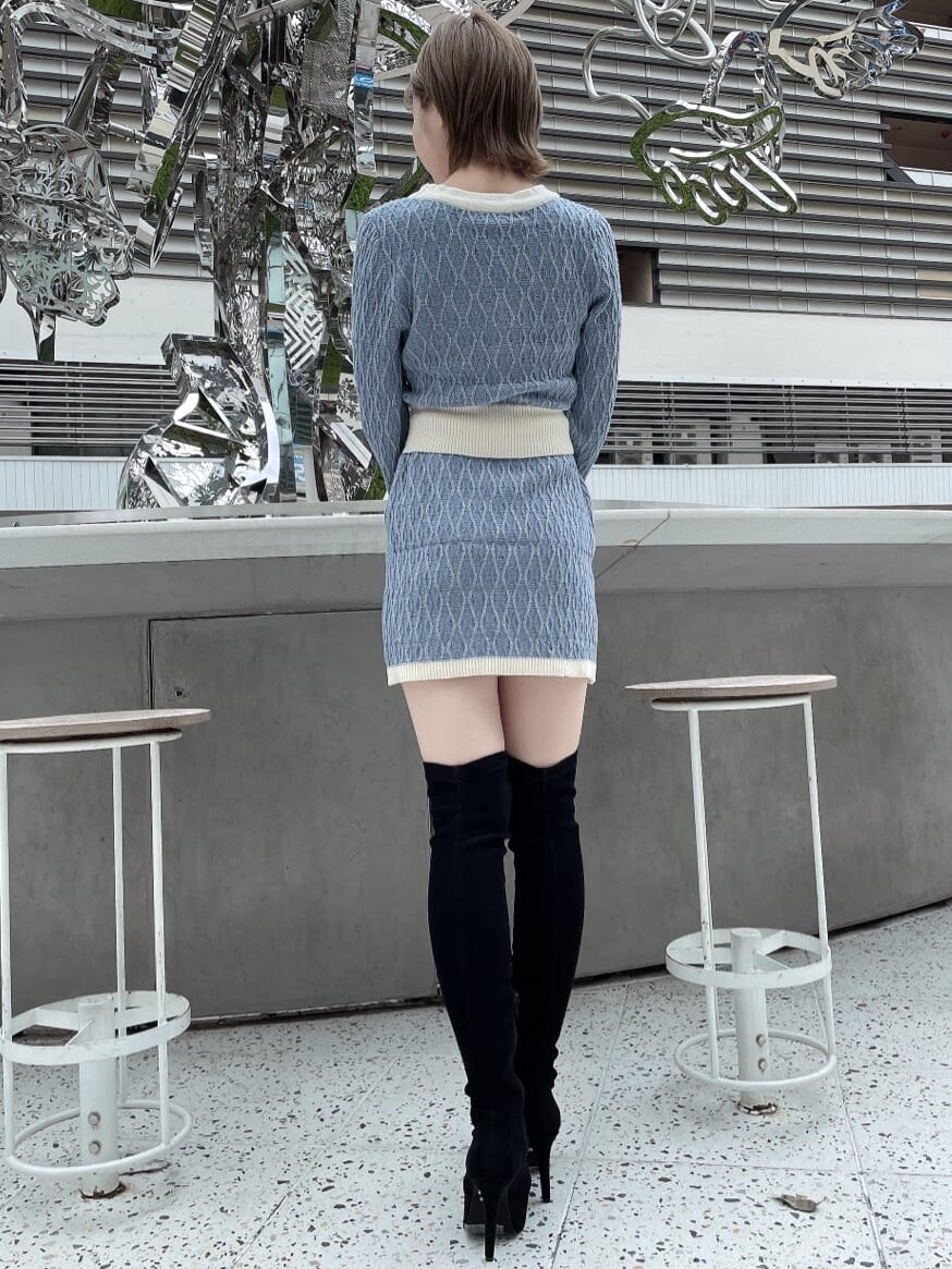 ブルー系のスカート、ブラック系のブーツ、ブルー系のカーディガン/ボレロを着用したレディースの秋コーディネートの4枚目の写真