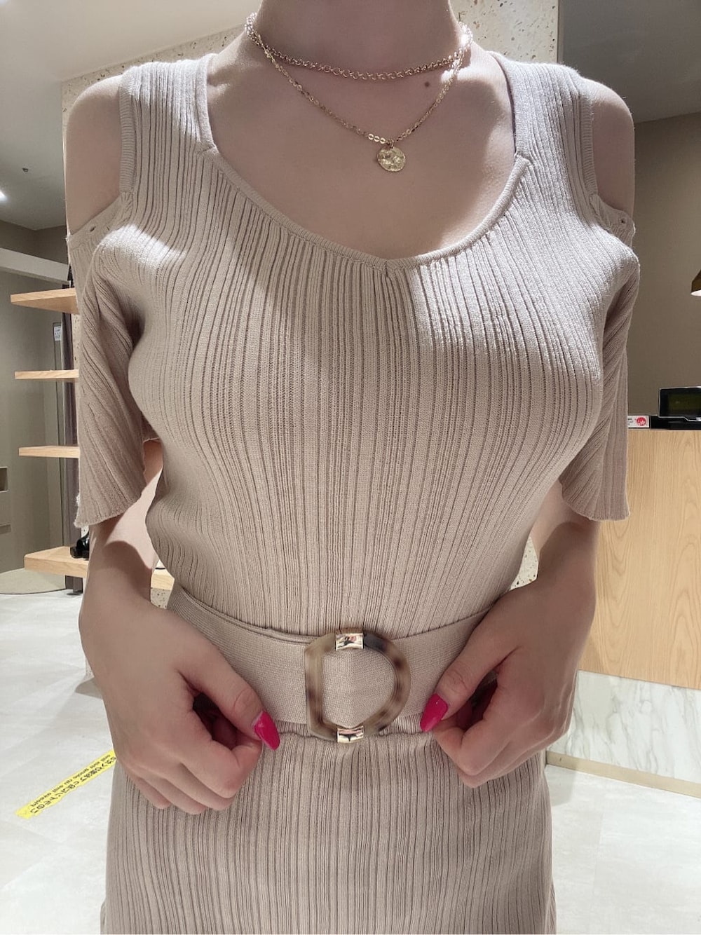 ブラック系のサンダル、ホワイト系のワンピース、ゴールド系のネックレスを着用したレディースの夏コーディネートの4枚目の写真