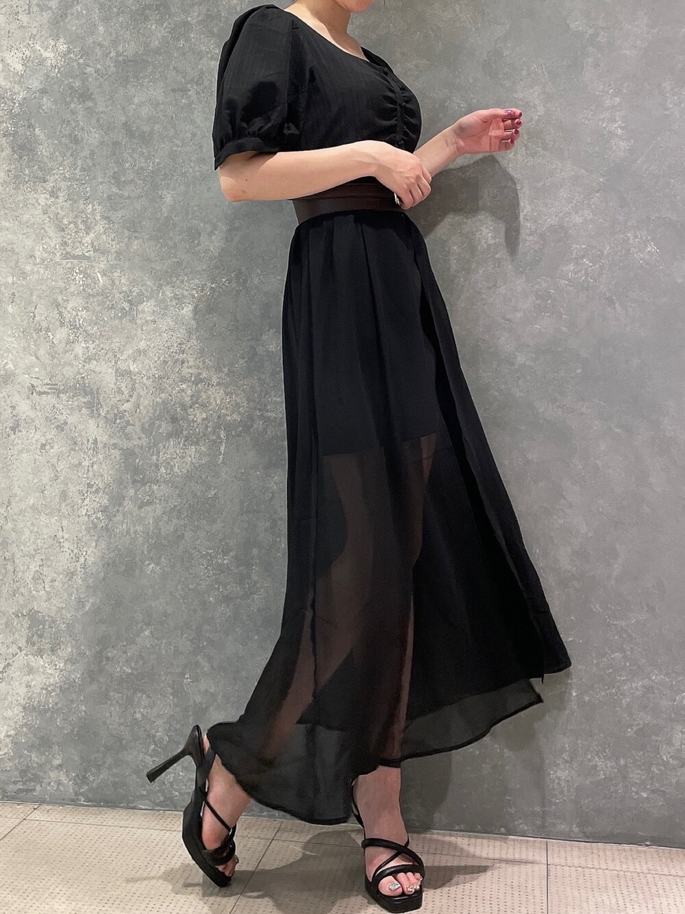 ブラック系のワンピース、ブラック系のサンダル、ブラウン系のベルトを着用したレディースの夏コーディネートの3枚目の写真