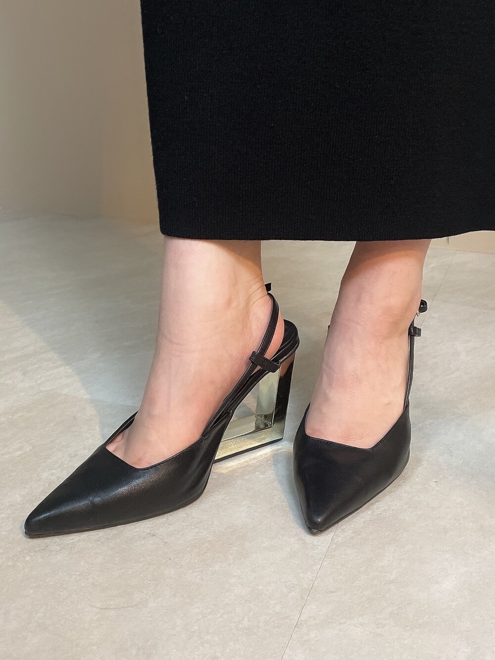 ブラック系のサンダル、ブラウン系のワンピースを着用したレディースの夏コーディネートの10枚目の写真