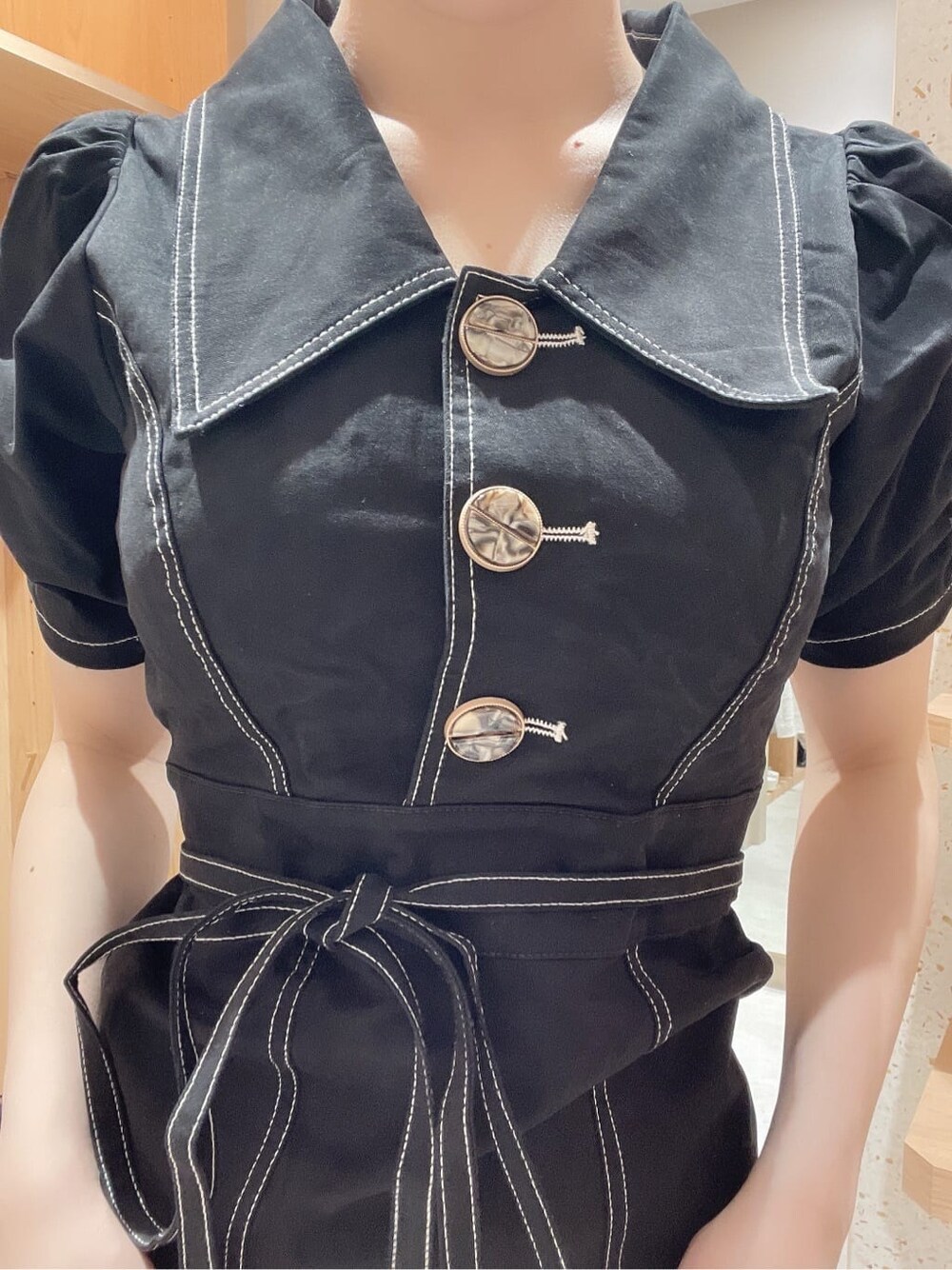 ブラック系のワンピース、ブラック系のパンプスを着用したレディースの夏コーディネートの4枚目の写真