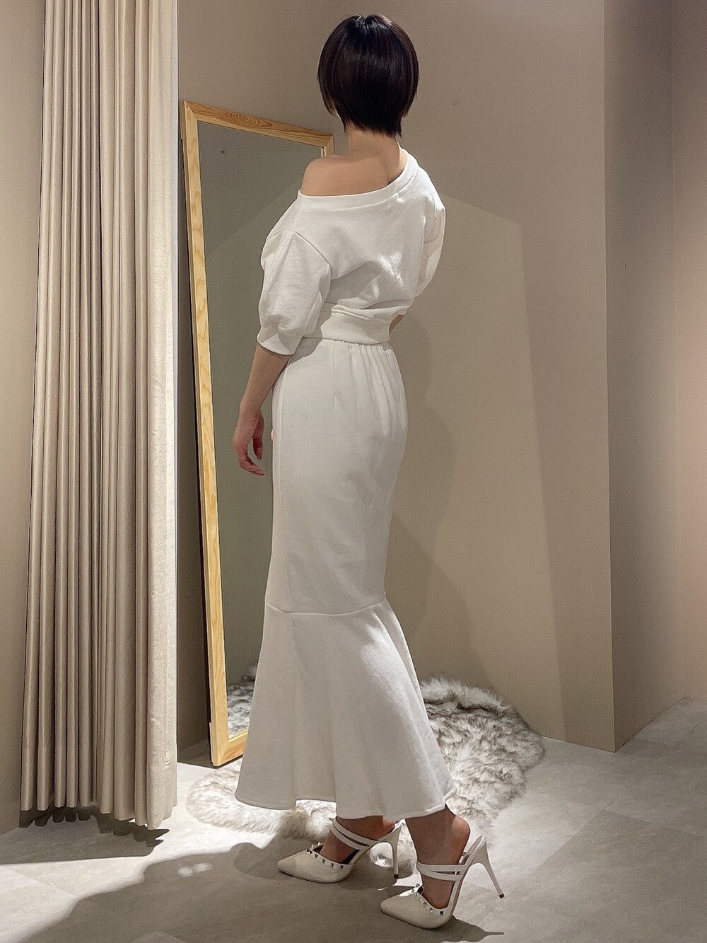 ホワイト系のスウェット、ホワイト系のスカートを着用したレディースの春コーディネートの4枚目の写真