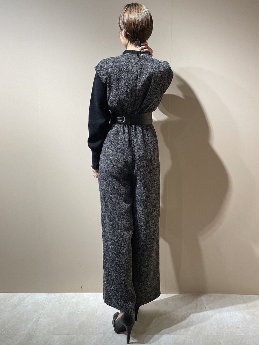 ブラック系のニット/セーター、ブラック系のつなぎ/オールインワン、ブラック系のパンプスを着用したレディースの秋コーディネートの5枚目の写真