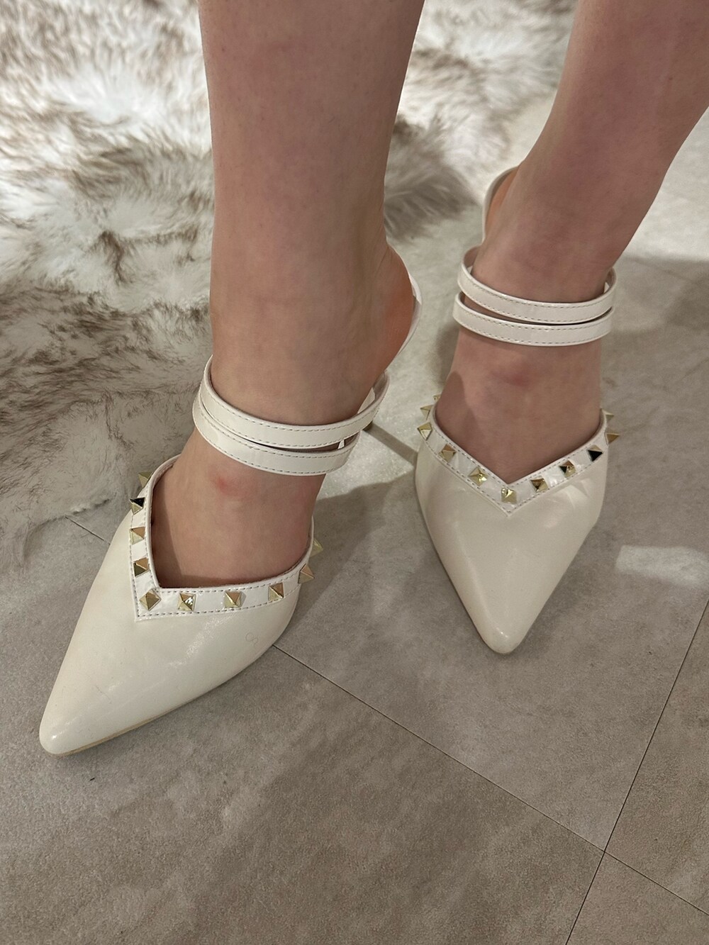 ホワイト系のパンプス、ホワイト系のワンピースを着用したレディースの春コーディネートの7枚目の写真