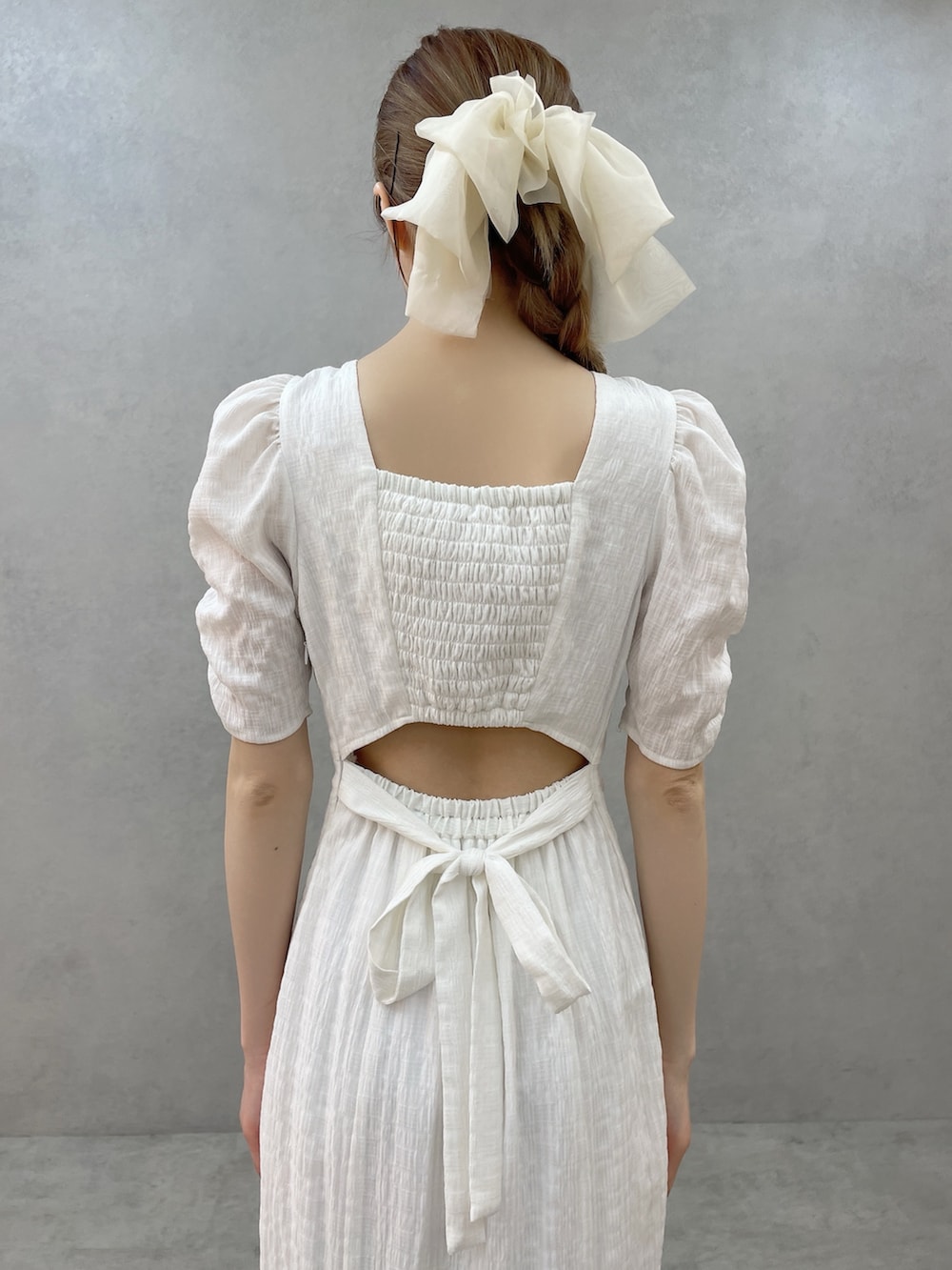 ホワイト系のワンピース、ホワイト系のサンダル、ホワイト系のバレッタ/ヘアクリップを着用したレディースの春コーディネートの5枚目の写真