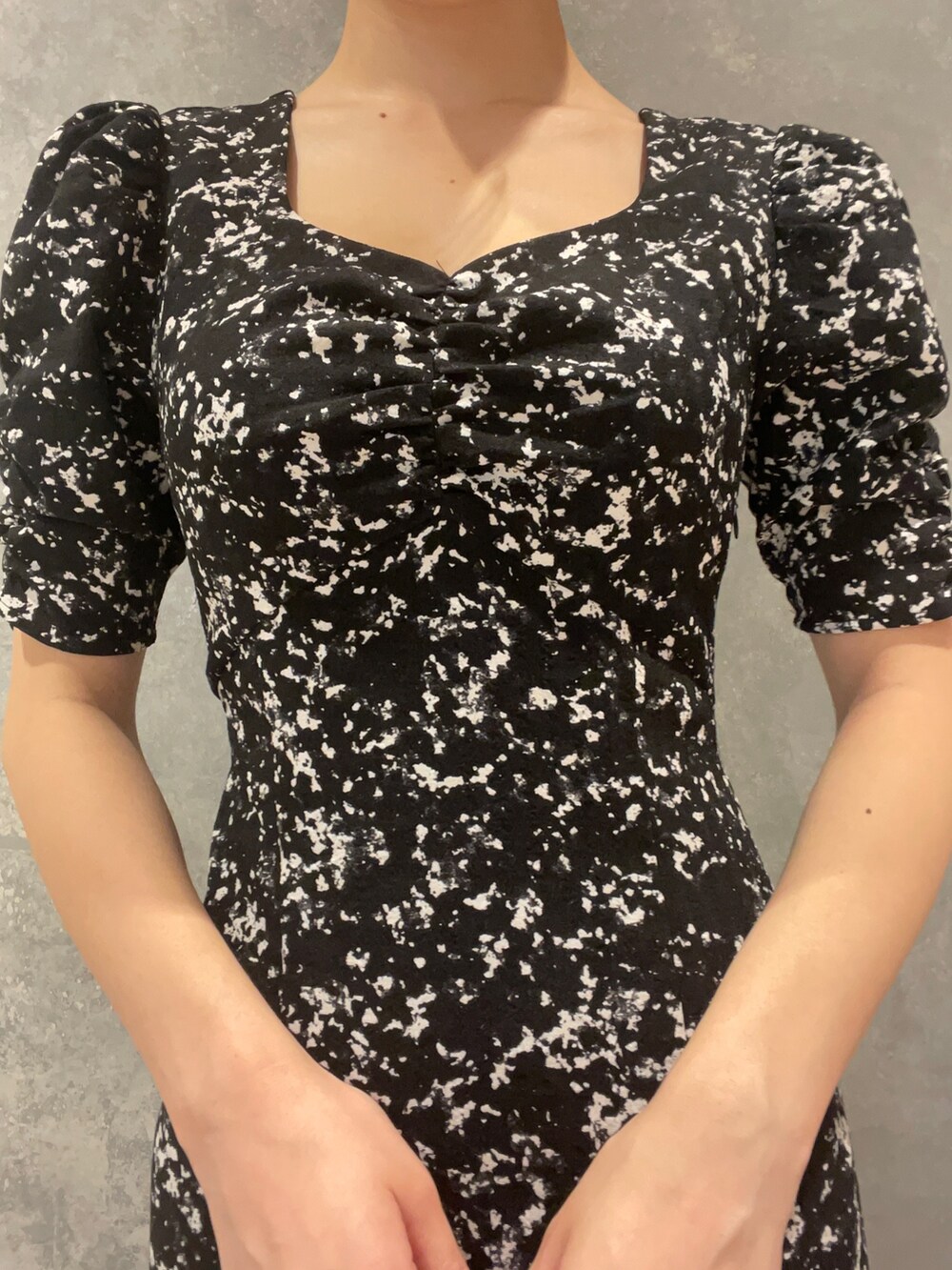 その他のワンピース、ブラック系のサンダルを着用したレディースの夏コーディネートの5枚目の写真