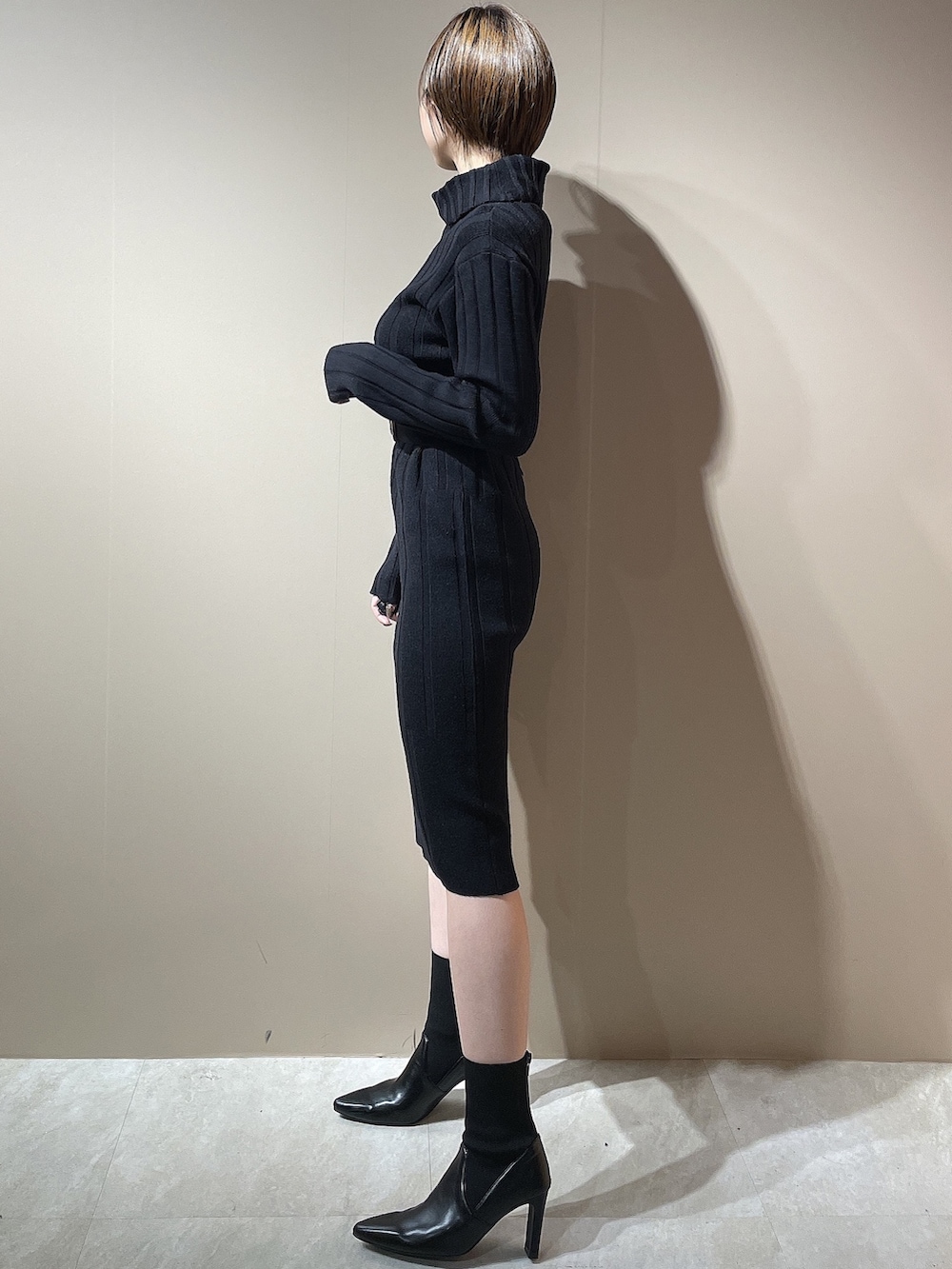 ブラック系のブーツ、ブラック系のワンピースを着用したレディースの秋コーディネートの3枚目の写真