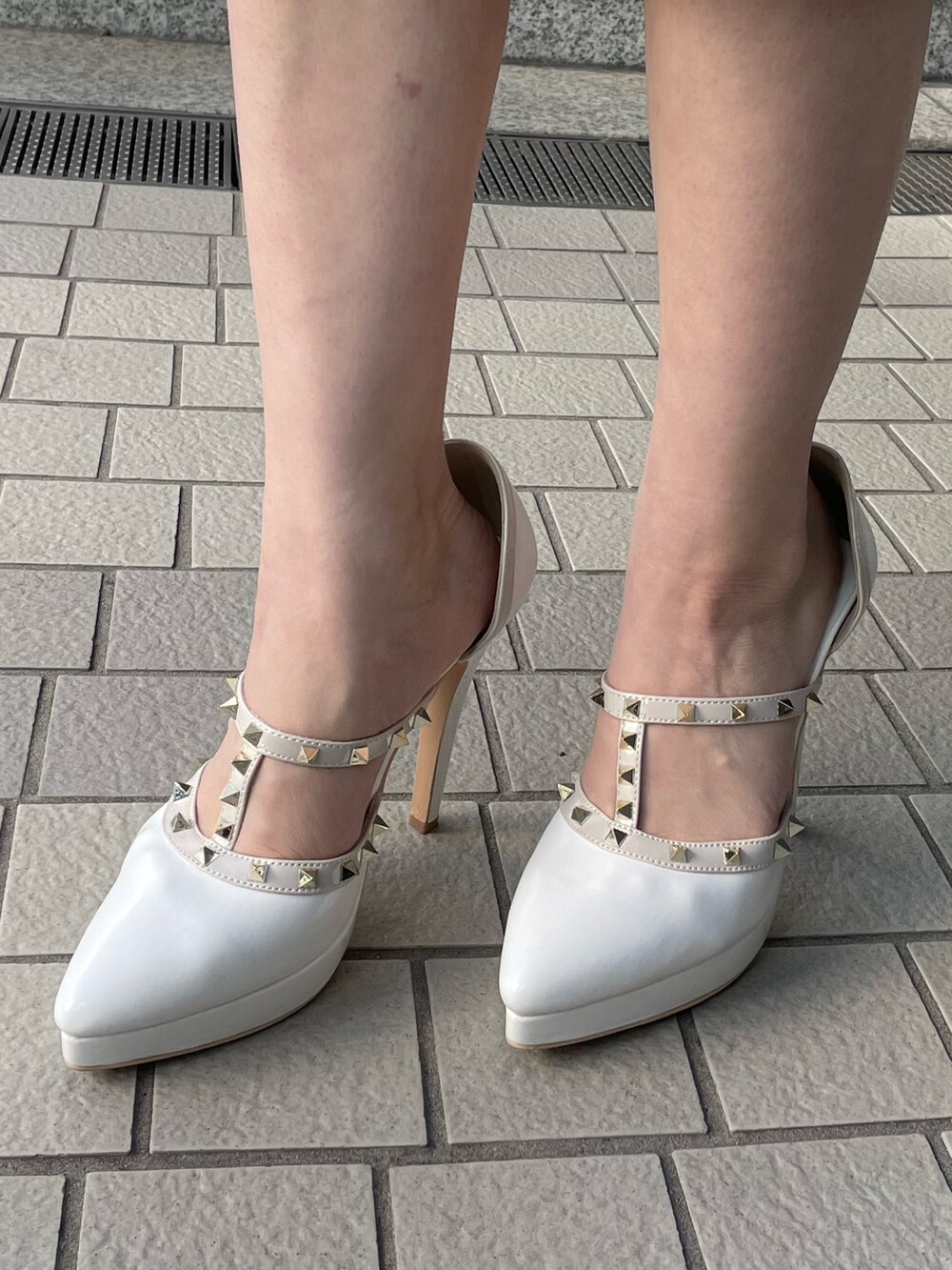 ホワイト系のパンプス、ブルー系のその他パンツ、ホワイト系のシャツ/ブラウスを着用したレディースの冬コーディネートの7枚目の写真