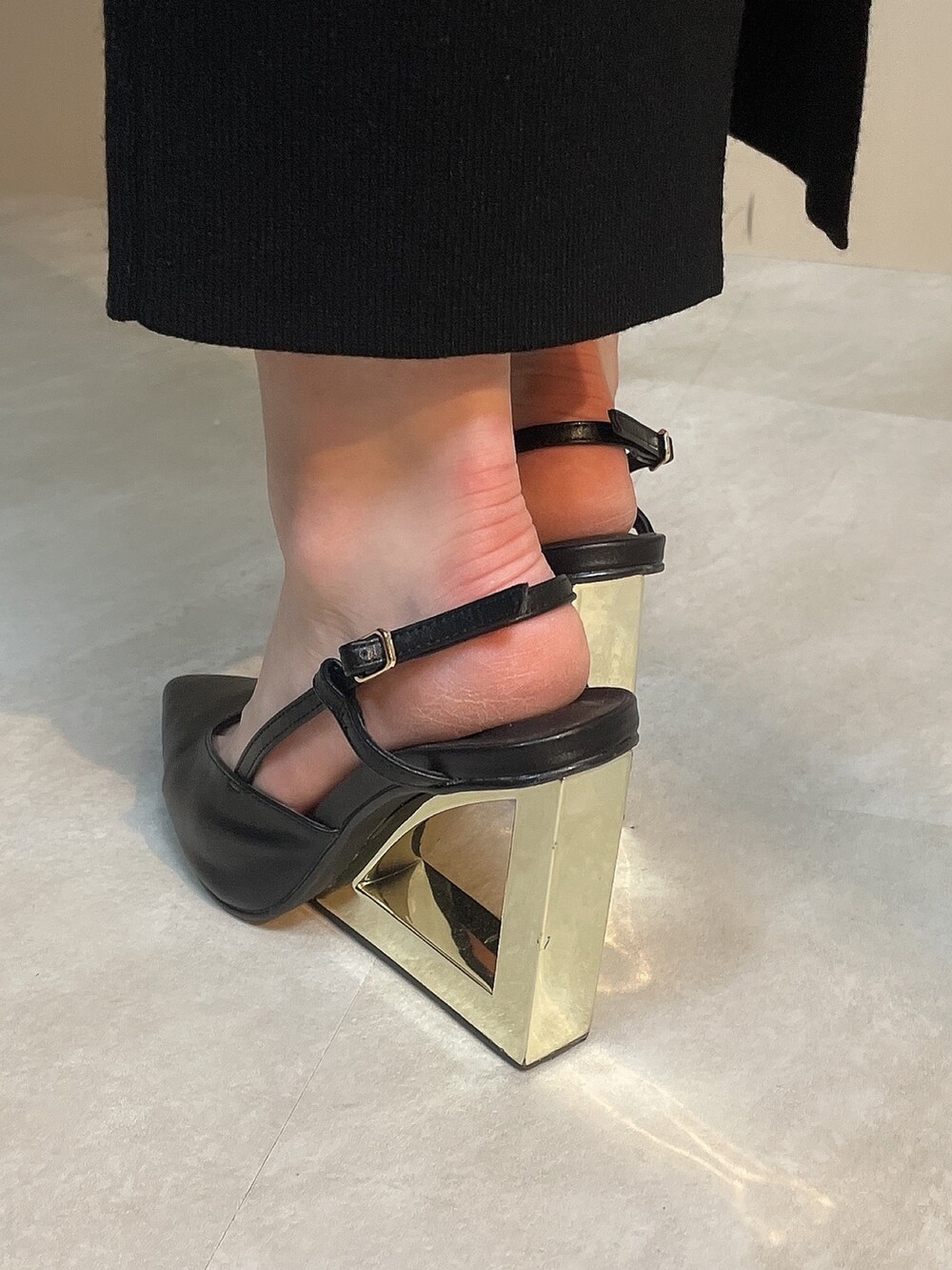 その他のワンピース、ブラック系のサンダルを着用したレディースの夏コーディネートの8枚目の写真