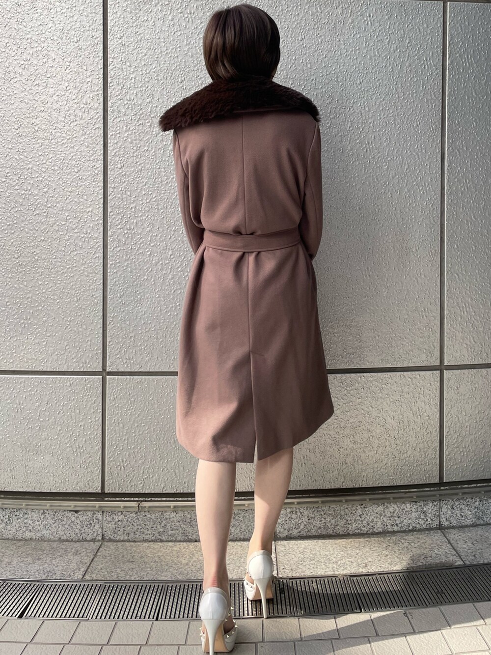 ホワイト系のその他アウター、ホワイト系のワンピースを着用したレディースの秋コーディネートの4枚目の写真