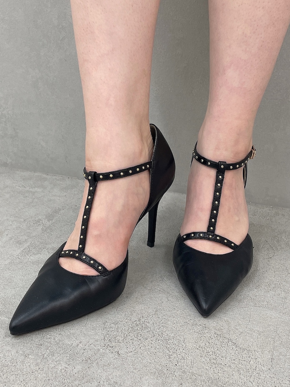 ブラック系のパンプス、レッド系のニット/セーター、ブラック系のスカートを着用したレディースの夏コーディネートの10枚目の写真