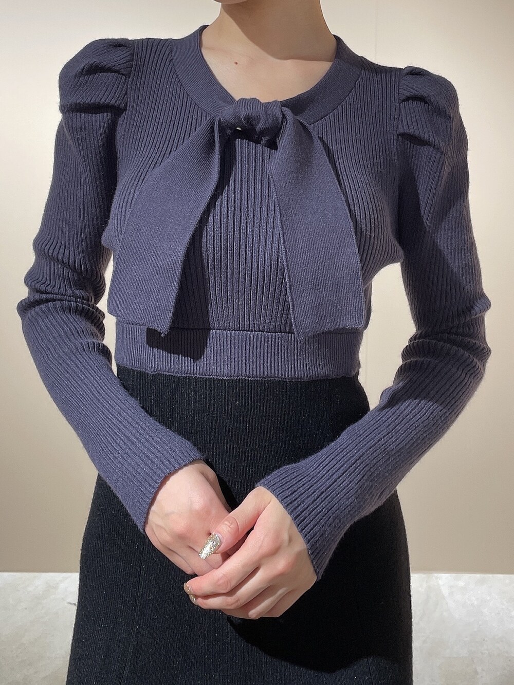 ブラック系のブーツ、ブルー系のワンピースを着用したレディースの秋コーディネートの5枚目の写真