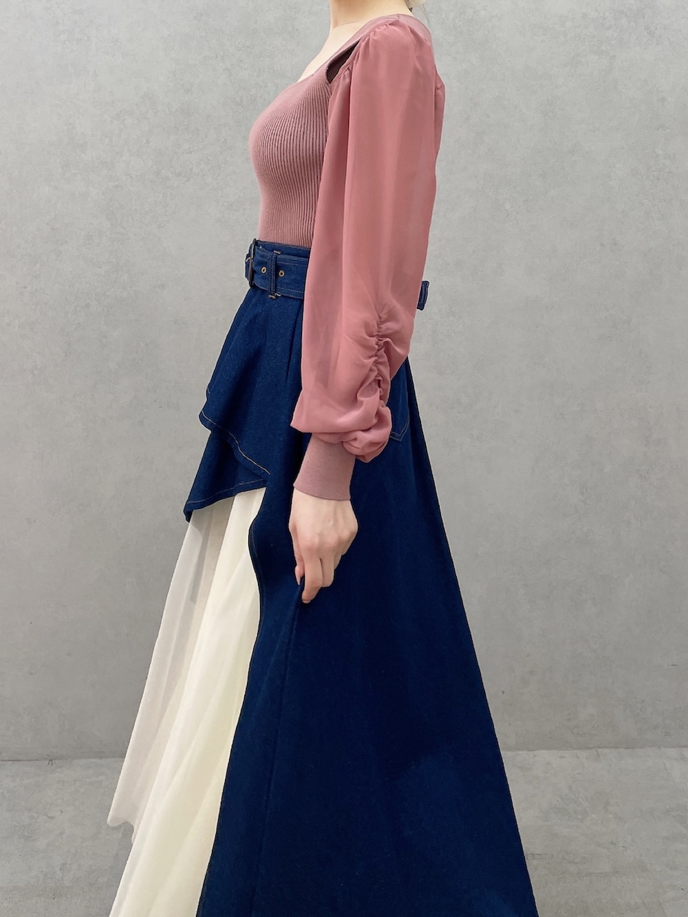 ピンク系のニット/セーター、ブルー系のスカート、ホワイト系のサンダルを着用したレディースの春コーディネートの7枚目の写真