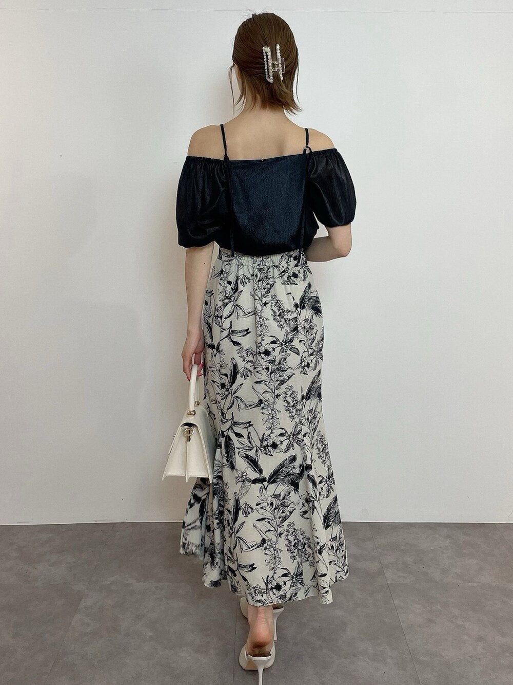 ホワイト系のハンドバッグ、ブラック系のシャツ/ブラウス、その他のスカートを着用したレディースの春コーディネートの4枚目の写真