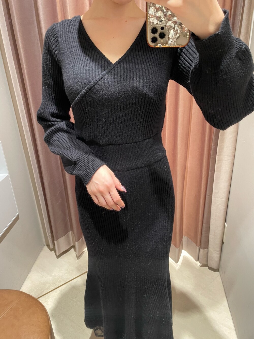 ブラック系のワンピース、ブラック系のブーツ、ベージュ系のハットを着用したレディースの秋コーディネートの3枚目の写真