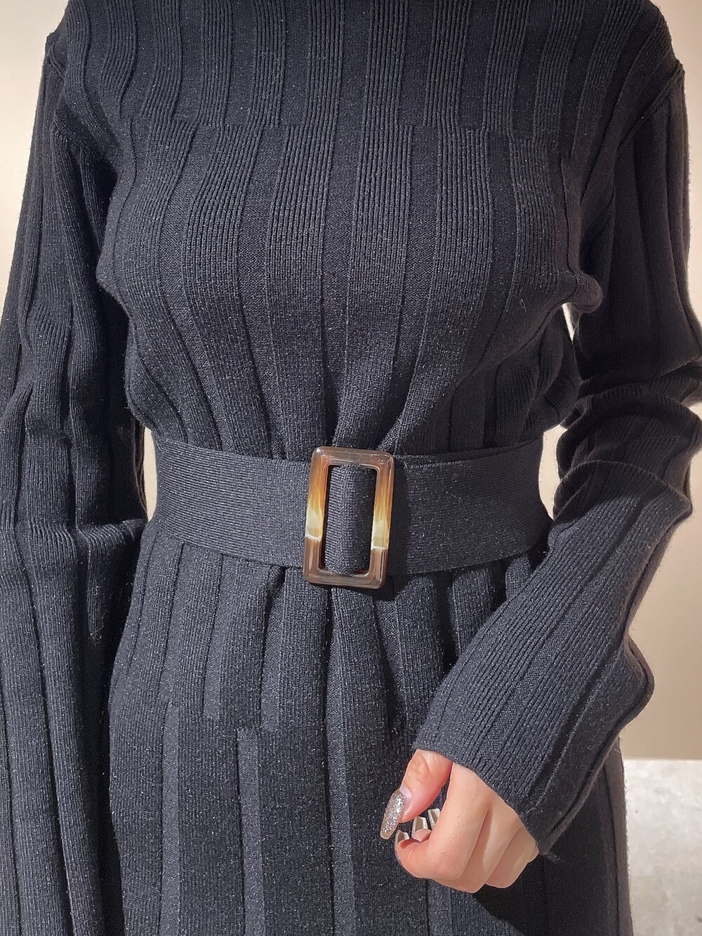 ブラック系のブーツ、ブラック系のワンピースを着用したレディースの秋コーディネートの6枚目の写真