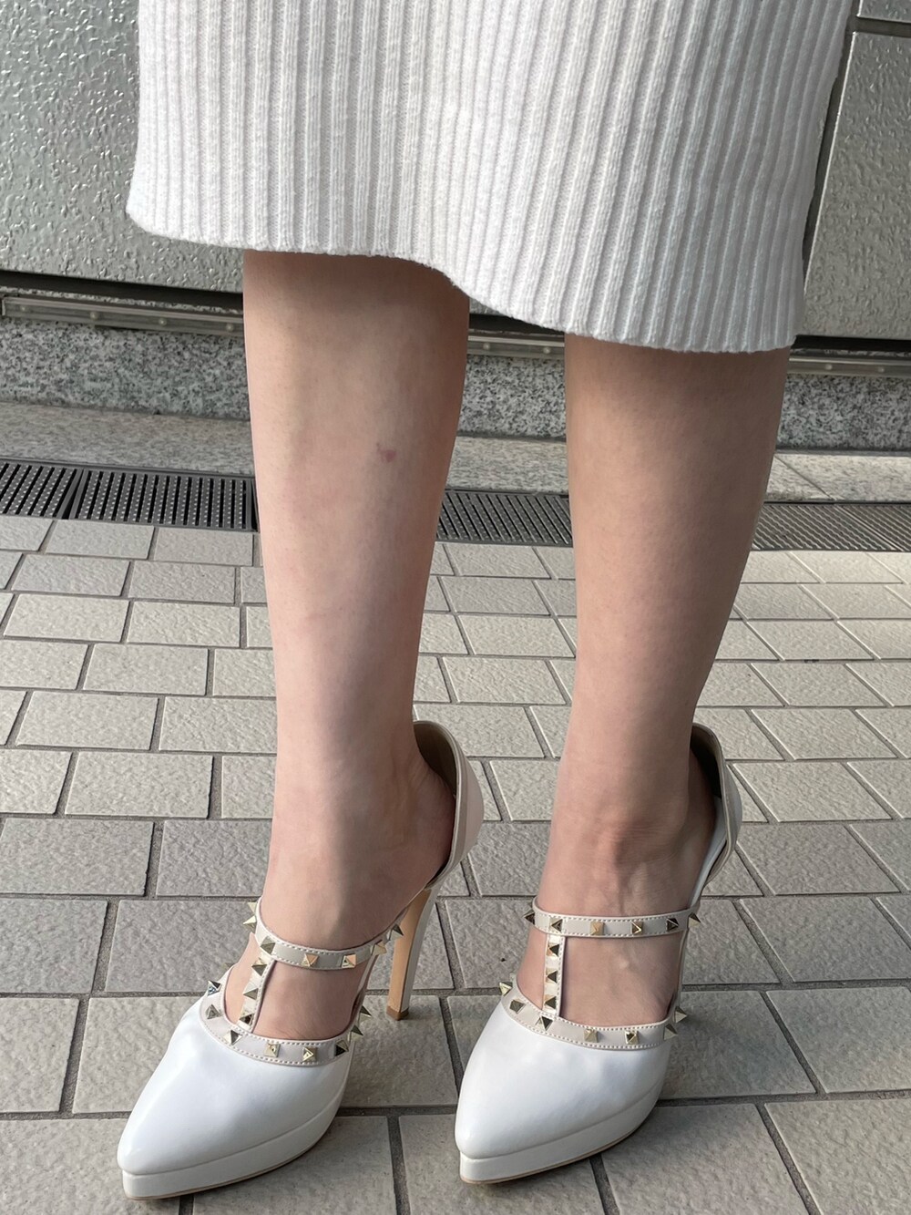 ホワイト系のその他アウター、ホワイト系のワンピースを着用したレディースの秋コーディネートの7枚目の写真