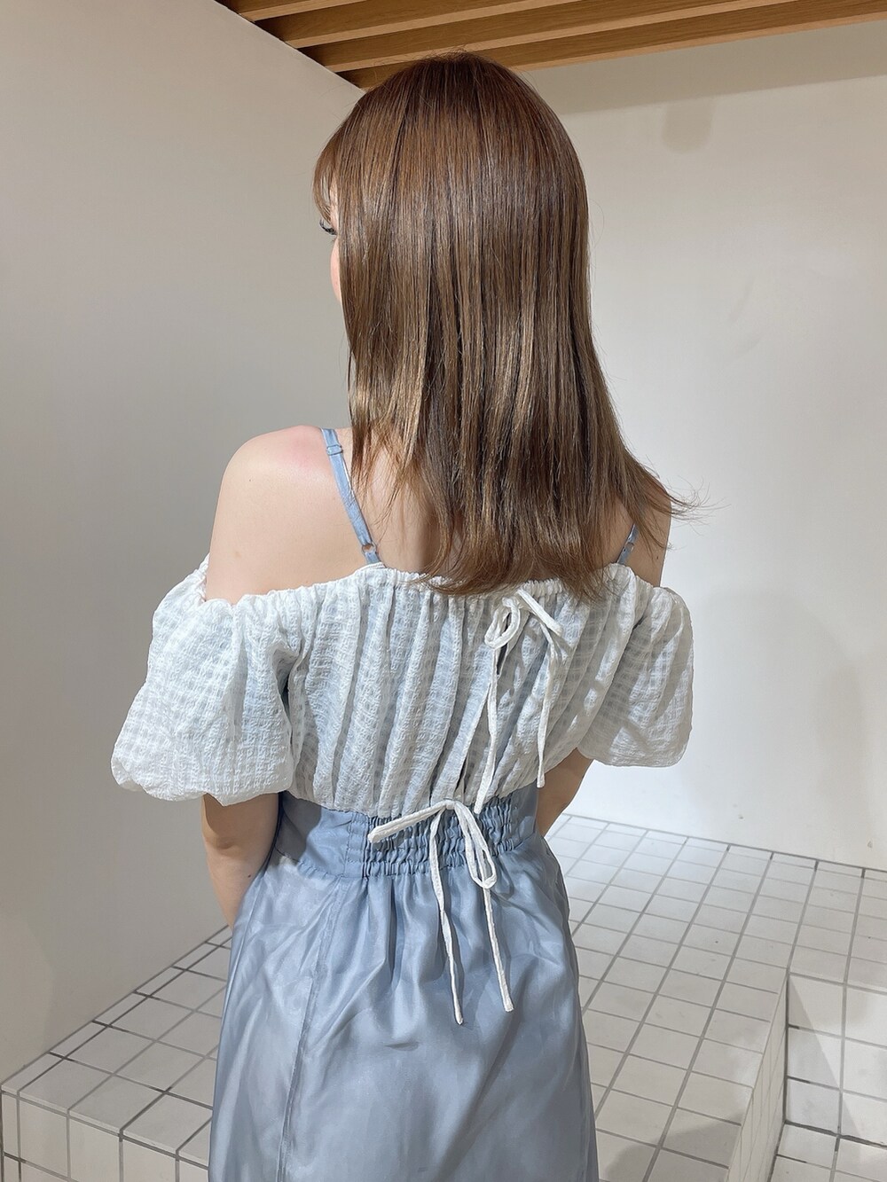 ブルー系のワンピース、ホワイト系のサンダルを着用したレディースの夏コーディネートの6枚目の写真