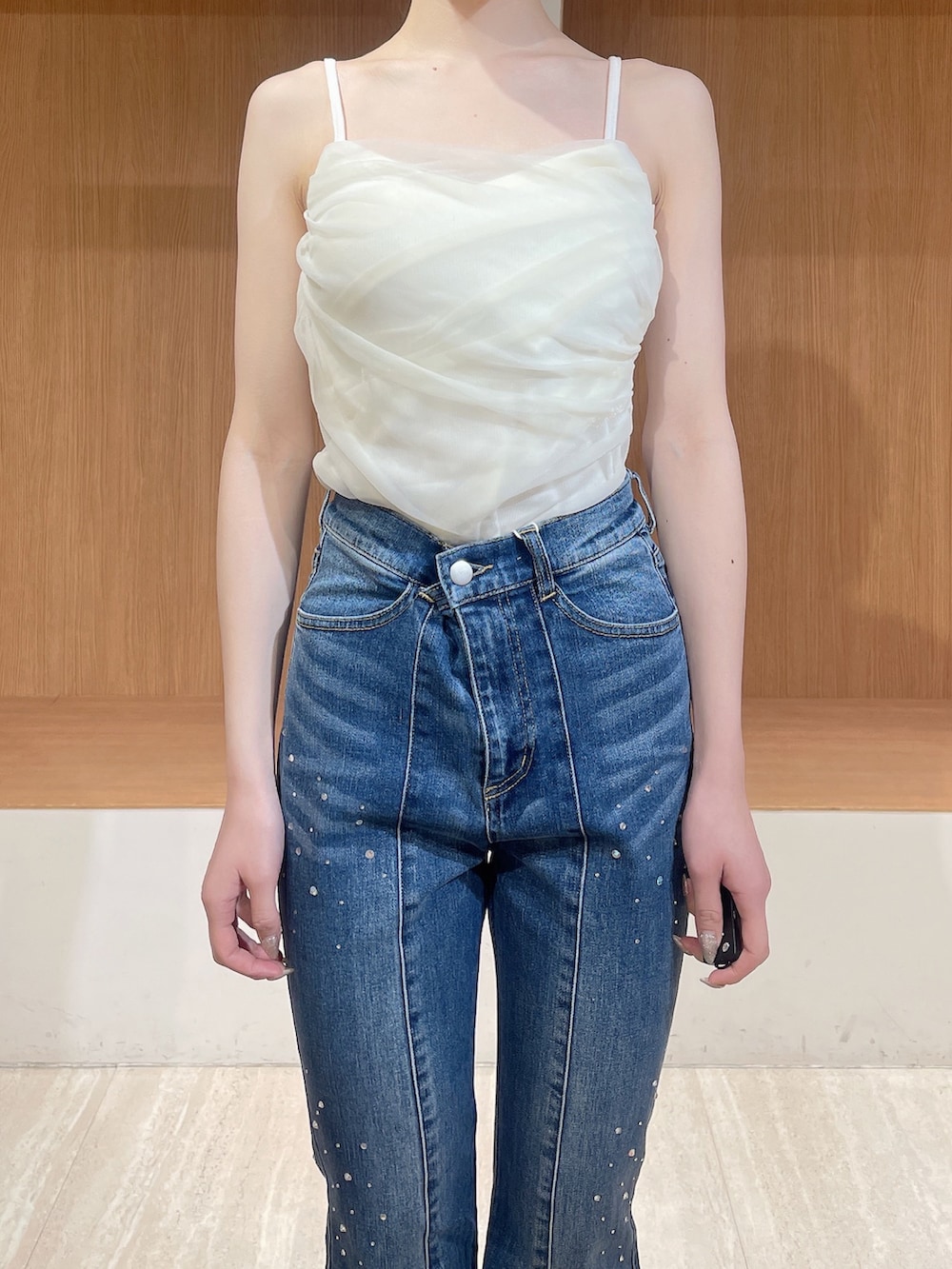 ホワイト系のカーディガン/ボレロ、ブルー系のデニムパンツ、ホワイト系のサンダルを着用したレディースの春コーディネートの8枚目の写真