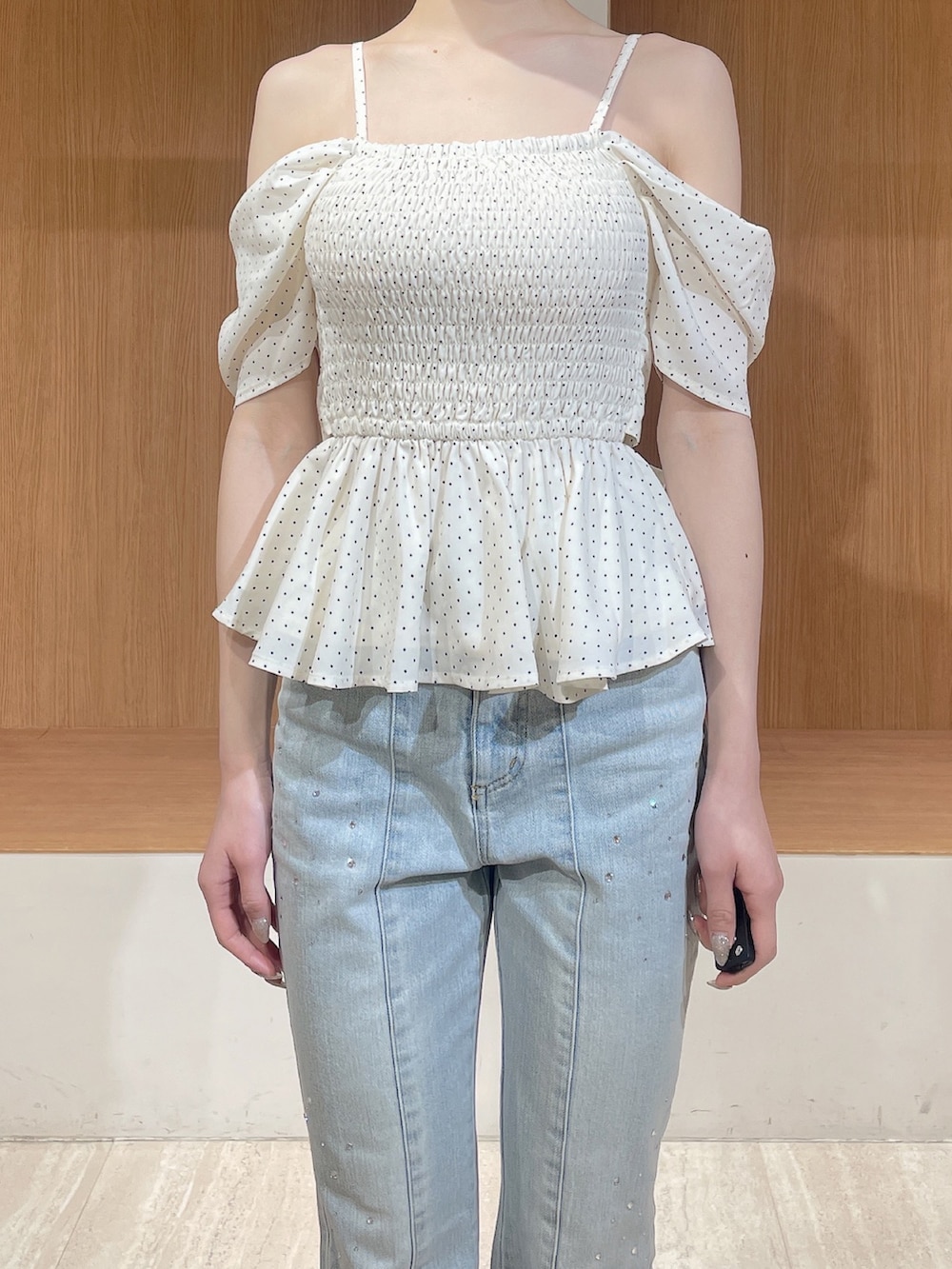 ホワイト系のその他アウター、ホワイト系のシャツ/ブラウス、ブルー系のデニムパンツを着用したレディースの春コーディネートの7枚目の写真
