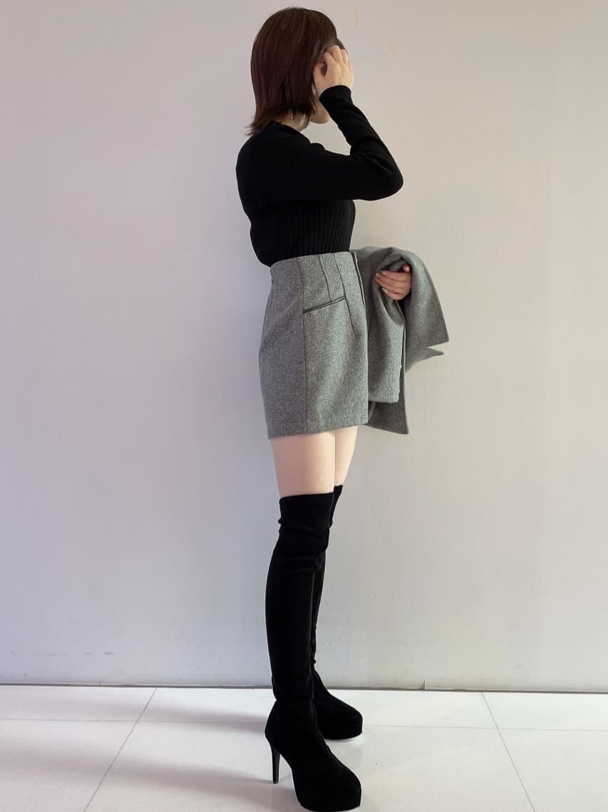 ブラック系のブーツ、グレー系のその他パンツ、ブラック系のハンドバッグを着用したレディースの秋コーディネートの5枚目の写真