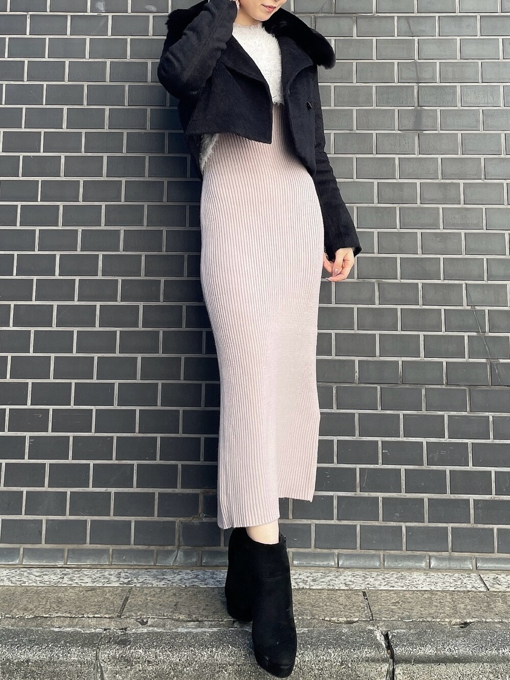 ブラック系のブーツ、グレー系のワンピース、ブラック系のその他アウターを着用したレディースの冬コーディネートの5枚目の写真