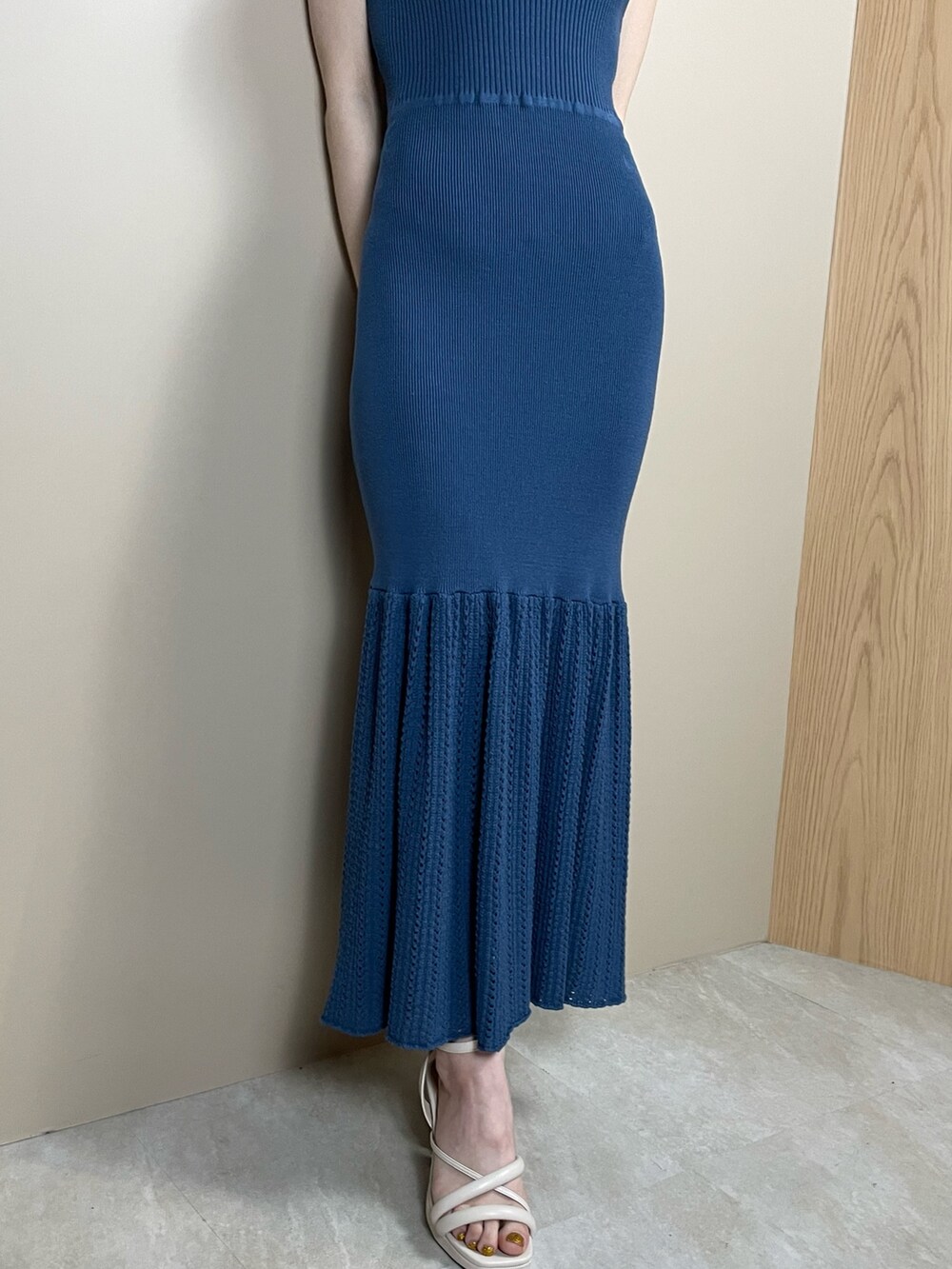 ホワイト系のサンダル、ブルー系のワンピースを着用したレディースの春コーディネートの6枚目の写真