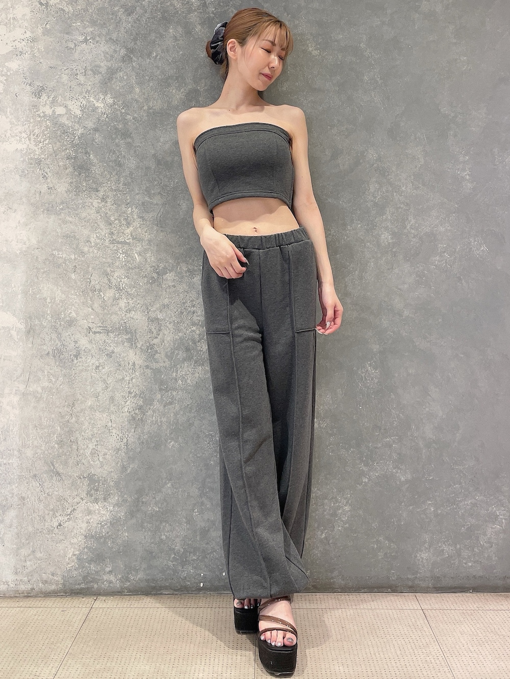 グレー系のキャミソール、グレー系のスウェットパンツ、ブラック系のサンダルを着用したレディースの夏コーディネートの2枚目の写真