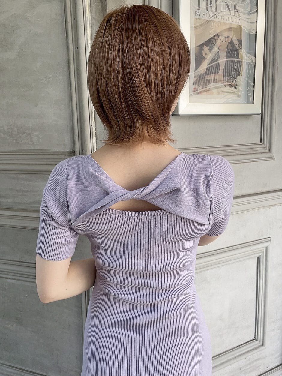 ホワイト系のパンプス、パープル系のワンピース、ホワイト系のカーディガン/ボレロを着用したレディースの春コーディネートの8枚目の写真