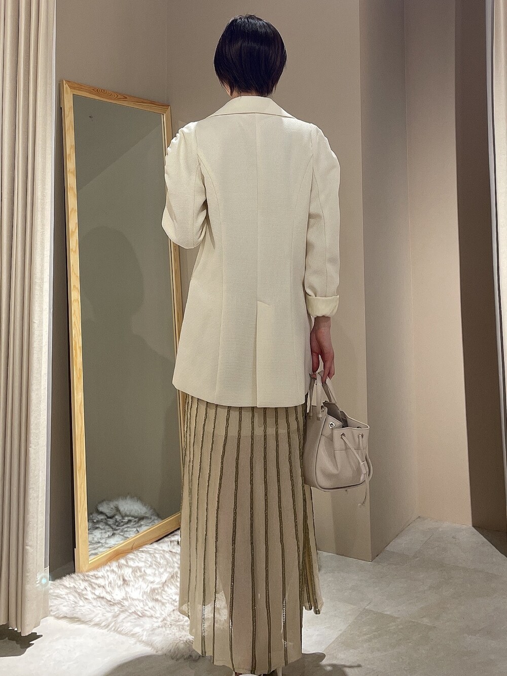 ホワイト系のテーラードジャケット、ホワイト系のワンピースを着用したレディースの春コーディネートの5枚目の写真