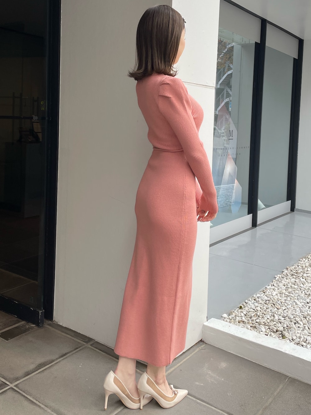 オレンジ系のワンピース、ホワイト系のパンプスを着用したレディースの秋コーディネートの3枚目の写真