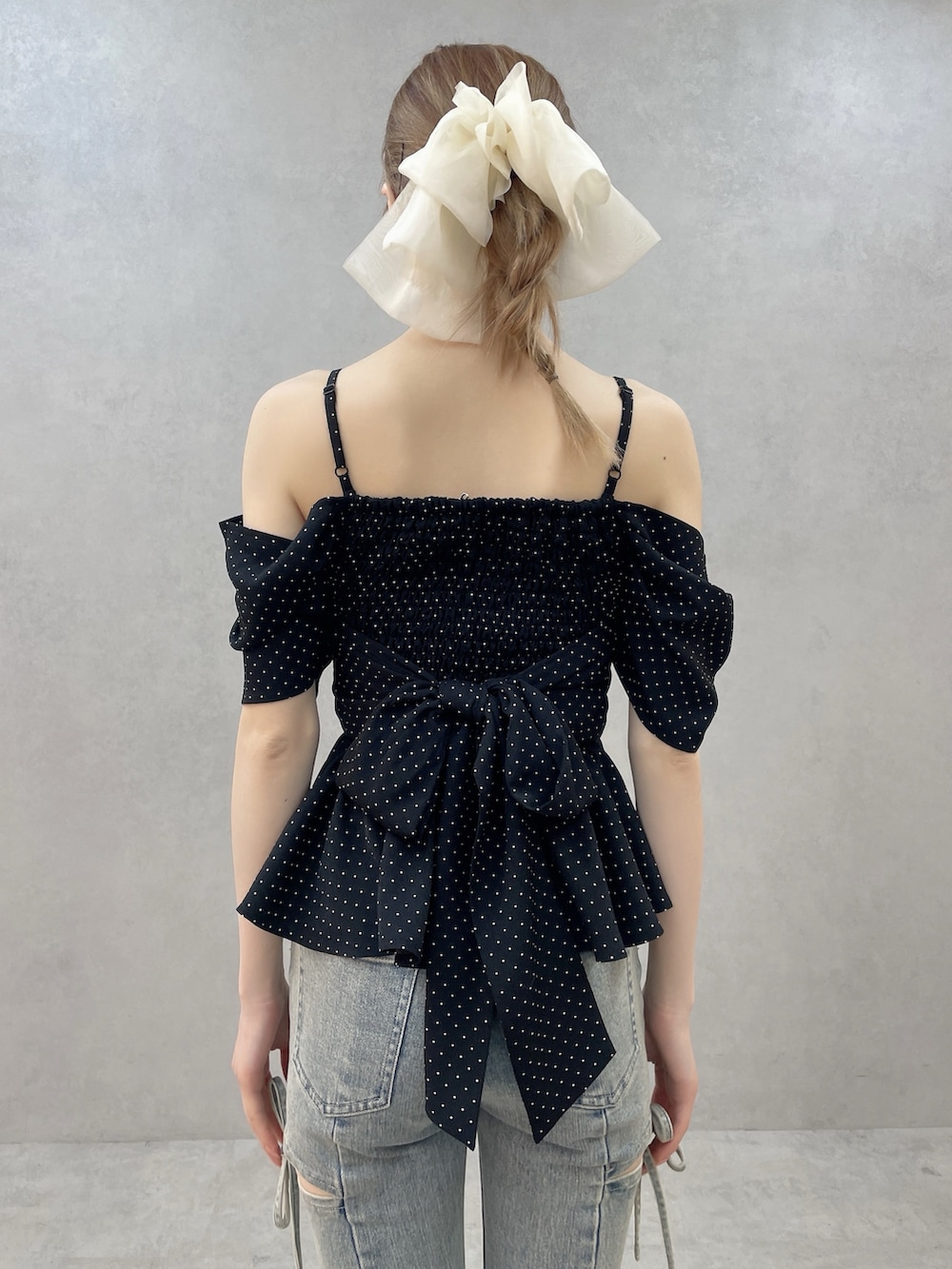 ブラック系のシャツ/ブラウス、ホワイト系のサンダル、ブルー系のデニムパンツを着用したレディースの春コーディネートの6枚目の写真