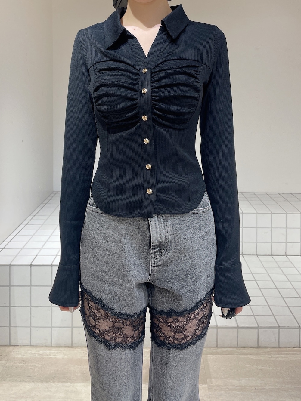 ブラック系のブーツ、グレー系のデニムパンツ、ブラック系のTシャツ/カットソーを着用したレディースの春コーディネートの4枚目の写真