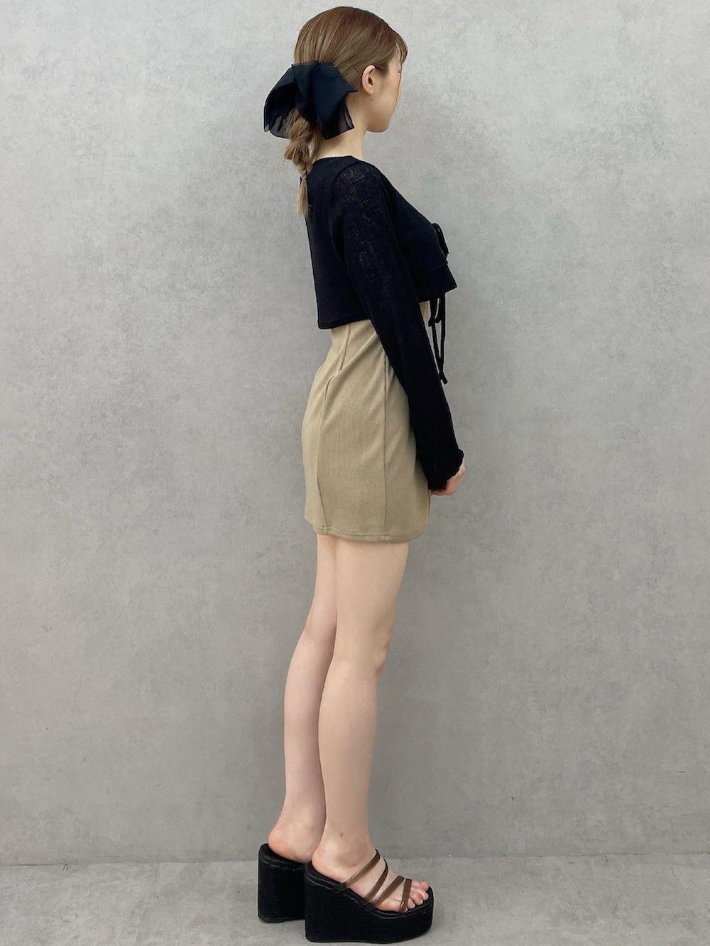 ベージュ系のワンピース、ブラック系のサンダル、ブラック系のバレッタ/ヘアクリップを着用したレディースの春コーディネートの2枚目の写真