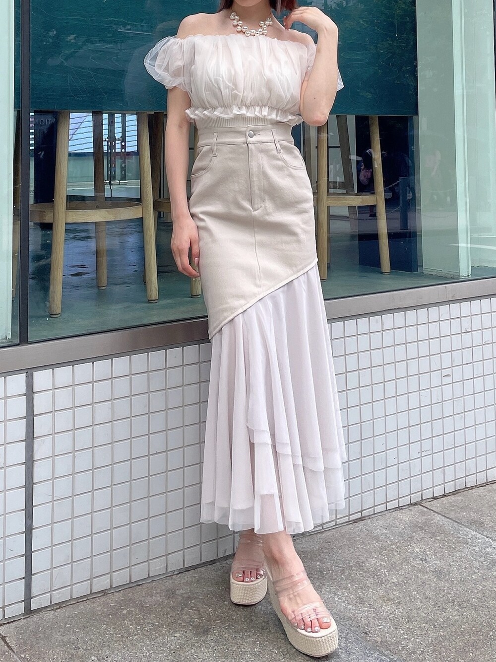 ホワイト系のシャツ/ブラウス、ベージュ系のスカート、ホワイト系のサンダルを着用したレディースの春コーディネートの2枚目の写真