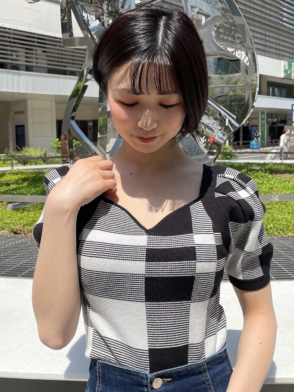 その他のニット/セーター、ブルー系のスカート、ホワイト系のハンドバッグを着用したレディースの春コーディネートの4枚目の写真