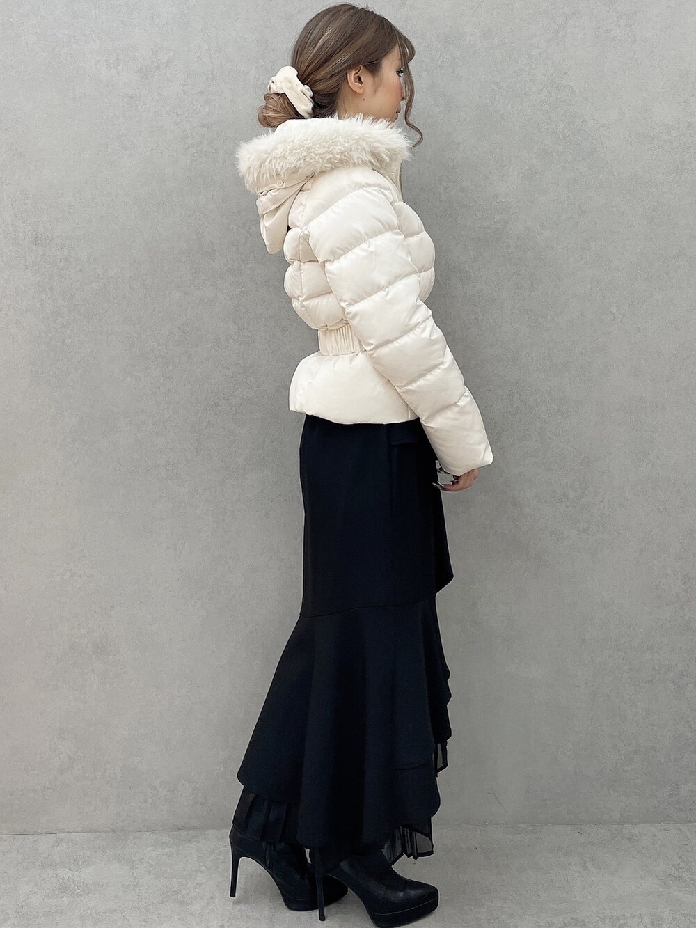 ホワイト系のダウンジャケット/コート、ホワイト系のニット/セーター、ブラック系のスカートを着用したレディースの秋コーディネートの5枚目の写真