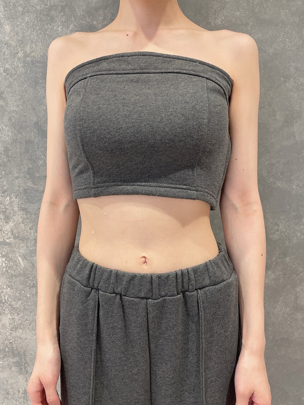 グレー系のキャミソール、グレー系のスウェットパンツ、ブラック系のサンダルを着用したレディースの夏コーディネートの5枚目の写真