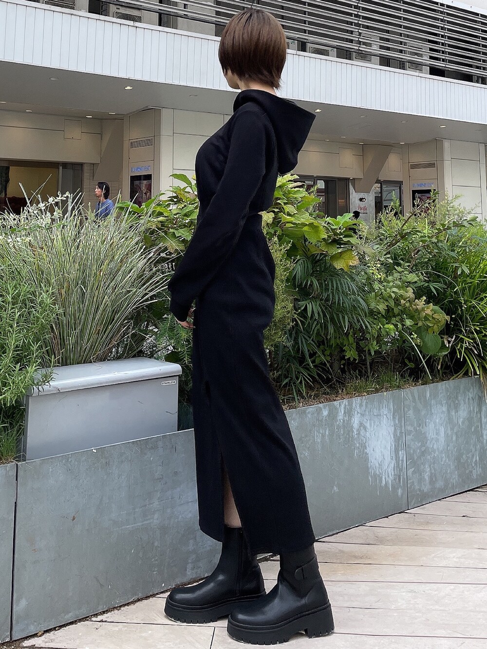 ブラック系のワンピース、ブラック系のブーツを着用したレディースの秋コーディネートの4枚目の写真