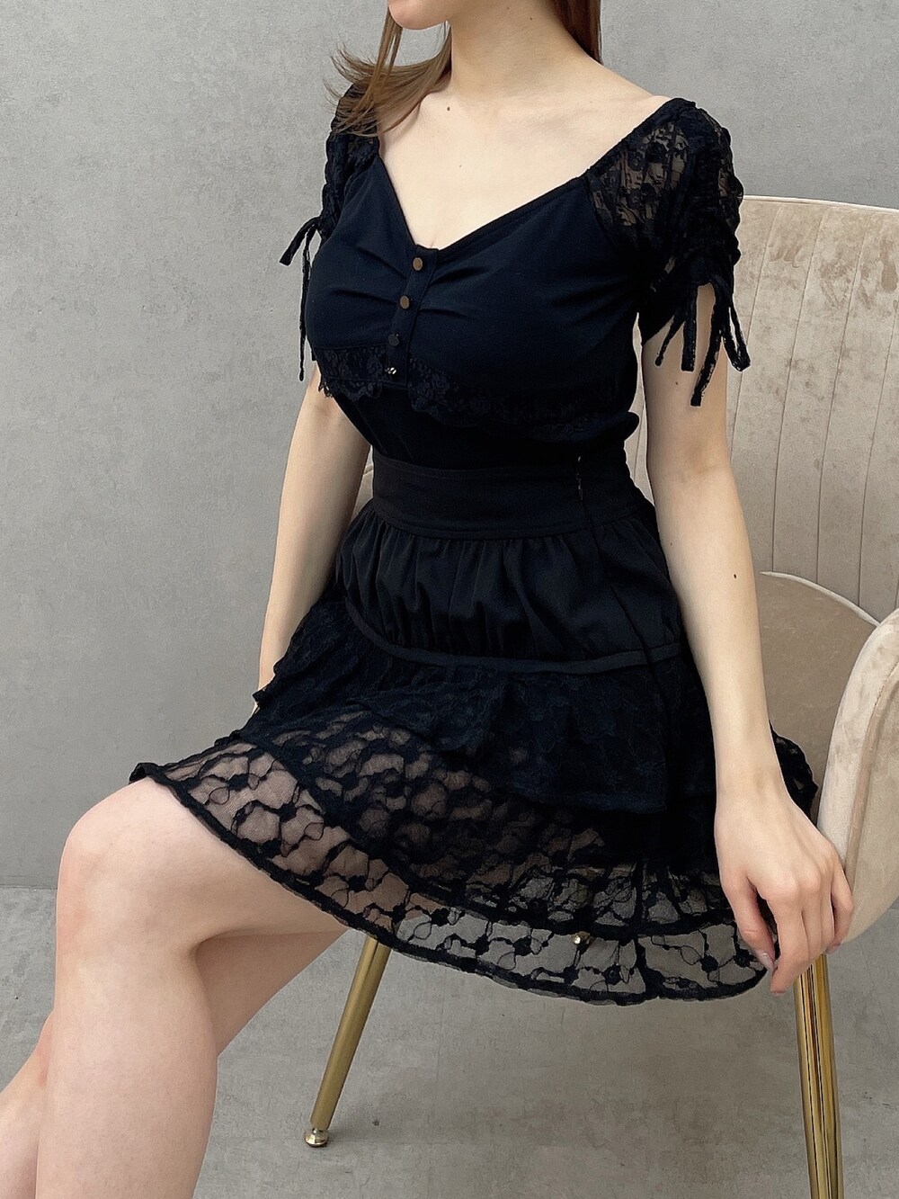 ブラック系のTシャツ/カットソー、ブラック系のスカート、ブラック系のブーツを着用したレディースの春コーディネートの7枚目の写真