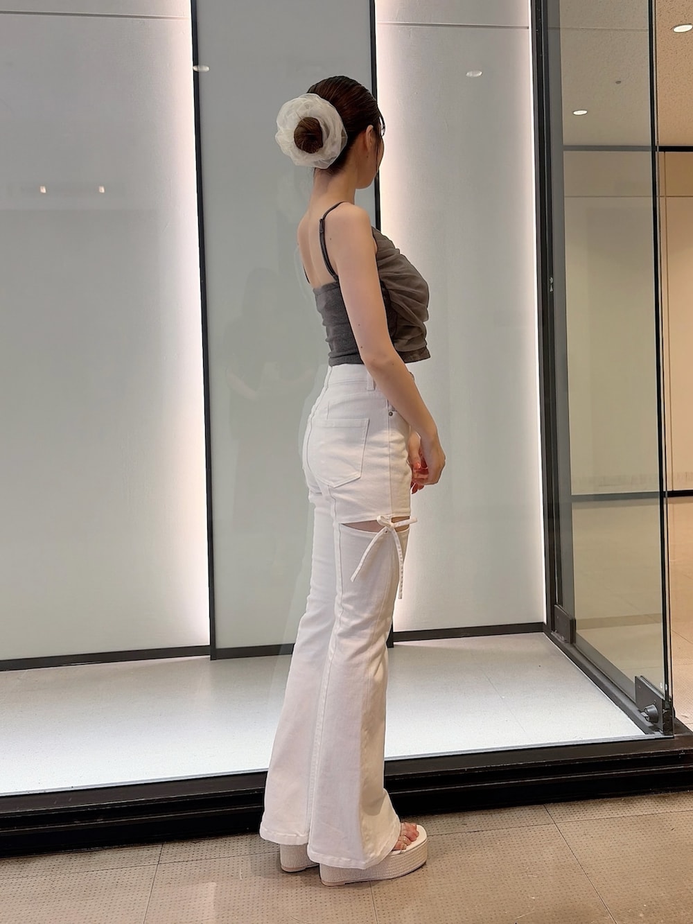 グレー系のTシャツ/カットソー、ホワイト系のデニムパンツ、ホワイト系のサンダルを着用したレディースの夏コーディネートの5枚目の写真