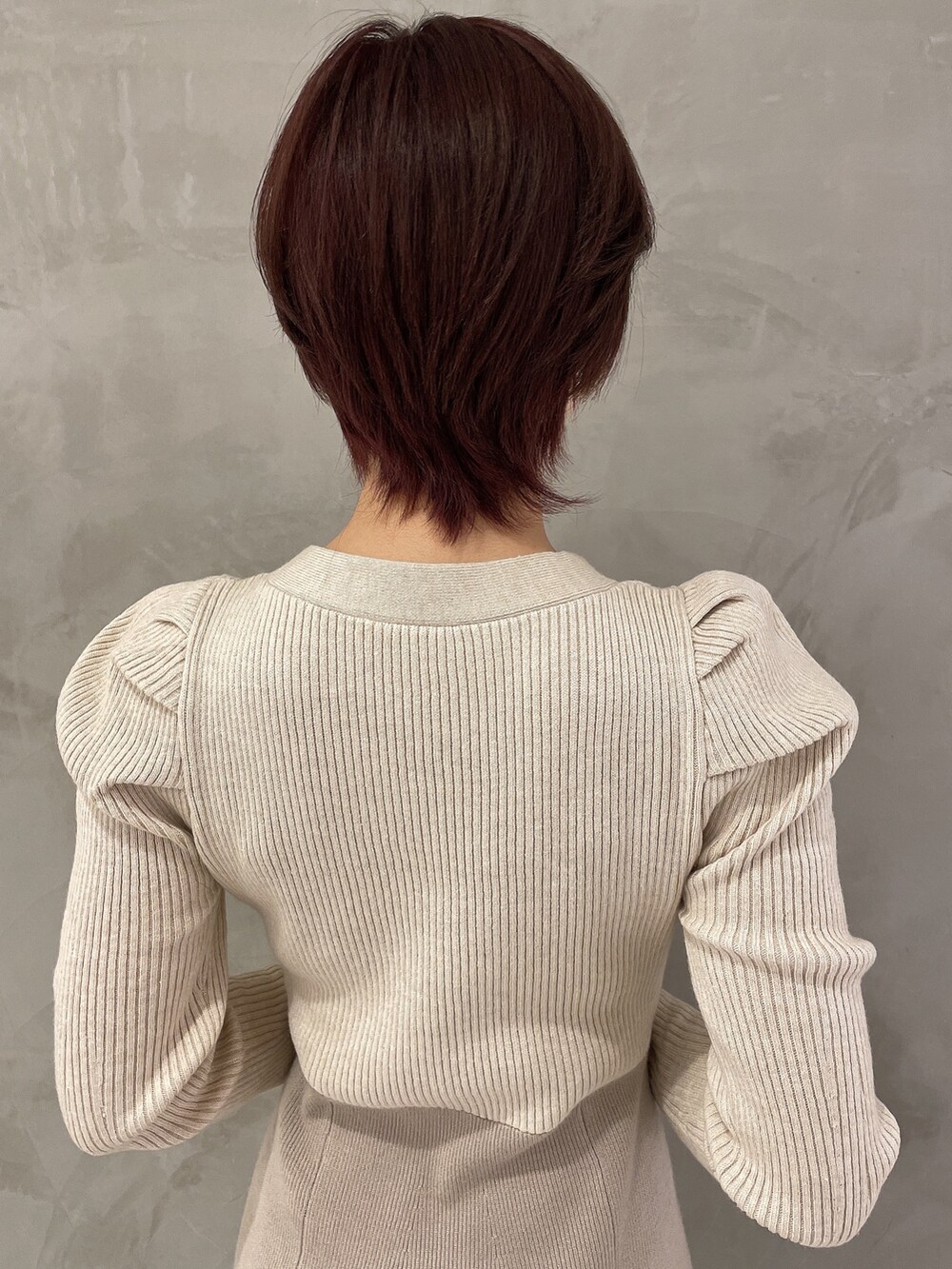 ホワイト系のワンピース、ホワイト系のブーツを着用したレディースの冬コーディネートの7枚目の写真