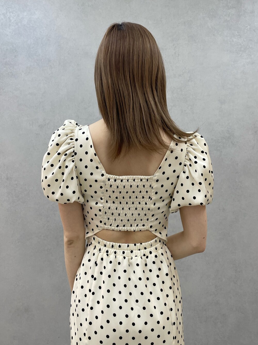 ホワイト系のワンピース、ホワイト系のブーツを着用したレディースの春コーディネートの7枚目の写真