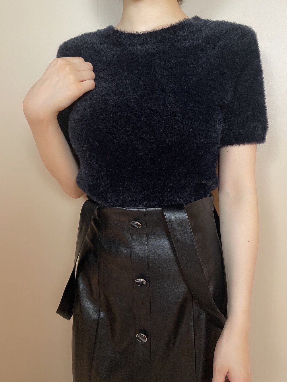 ブラック系のニット/セーター、ブラック系のスカート、ブラック系のサンダルを着用したレディースの夏コーディネートの5枚目の写真