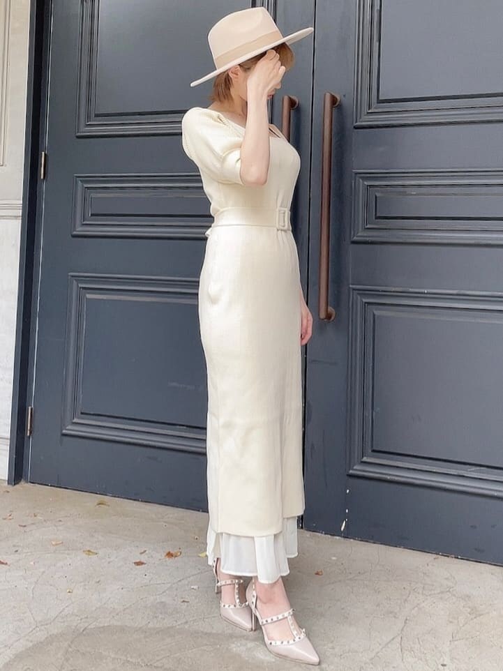 ホワイト系のワンピース、ベージュ系のパンプス、ホワイト系のハットを着用したレディースの春コーディネートの4枚目の写真