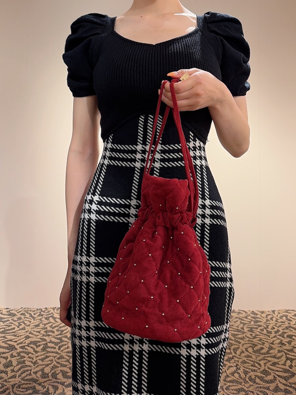 ブラック系のワンピース、レッド系のハンドバッグ、ブラック系のバレッタ/ヘアクリップを着用したレディースの夏コーディネートの7枚目の写真